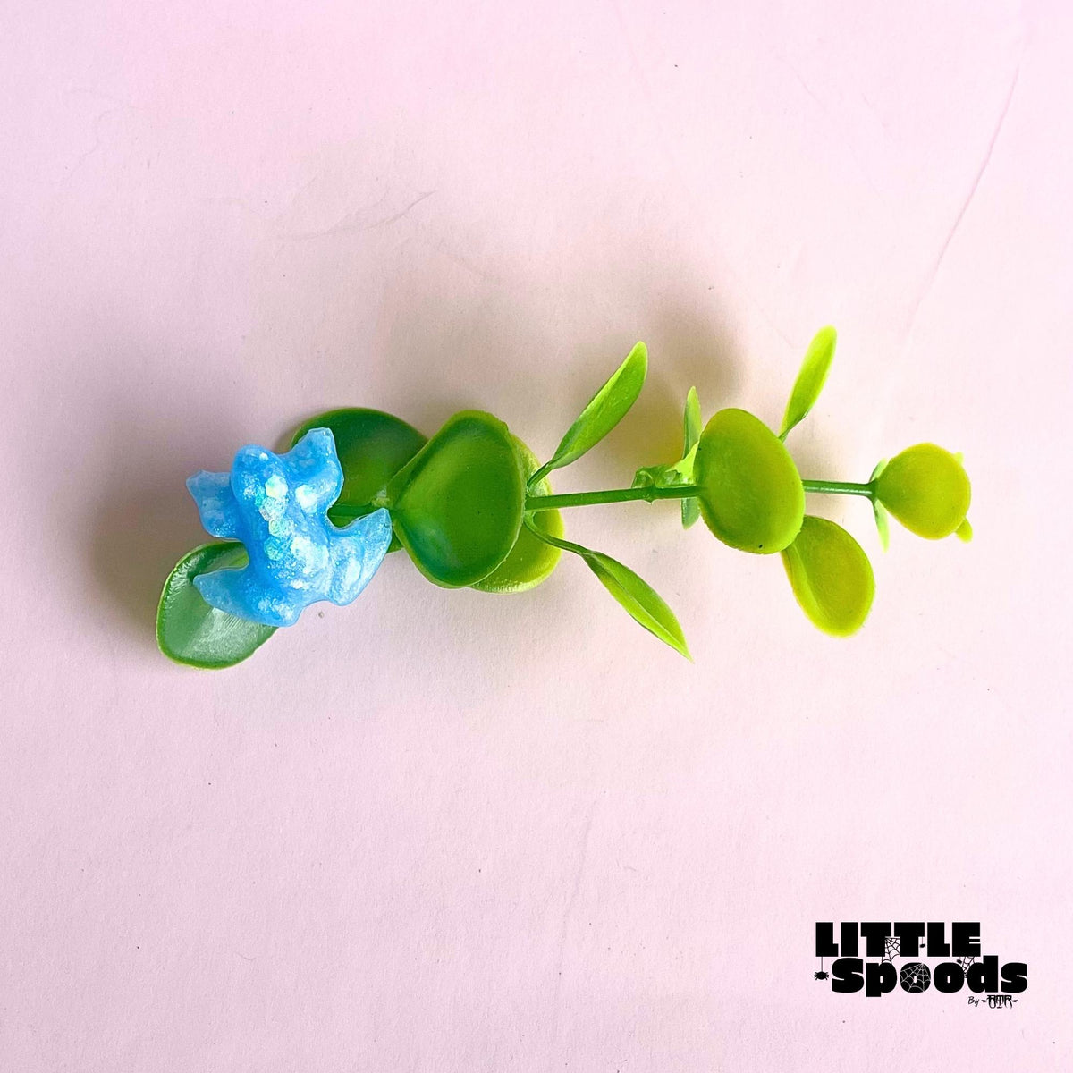 Magnetic jumping spider plant ledge with blue glitter frog and artificial greenery