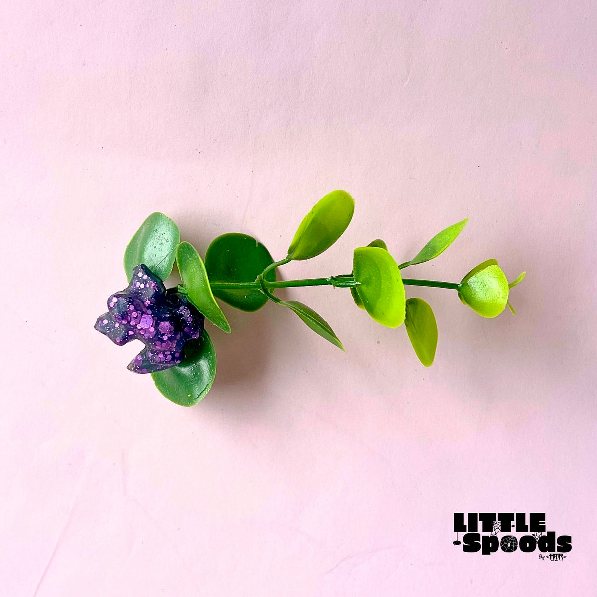 Magnetic jumping spider enclosure plant ledge with dark purple glitter frog and artificial foliage