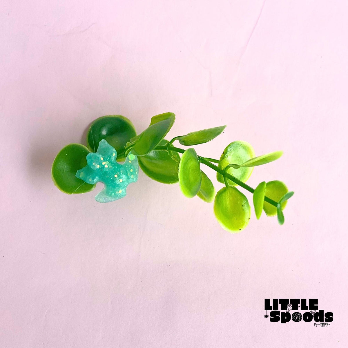 Magnetic jumping spider plant ledge with green glitter frog and artificial green foliage