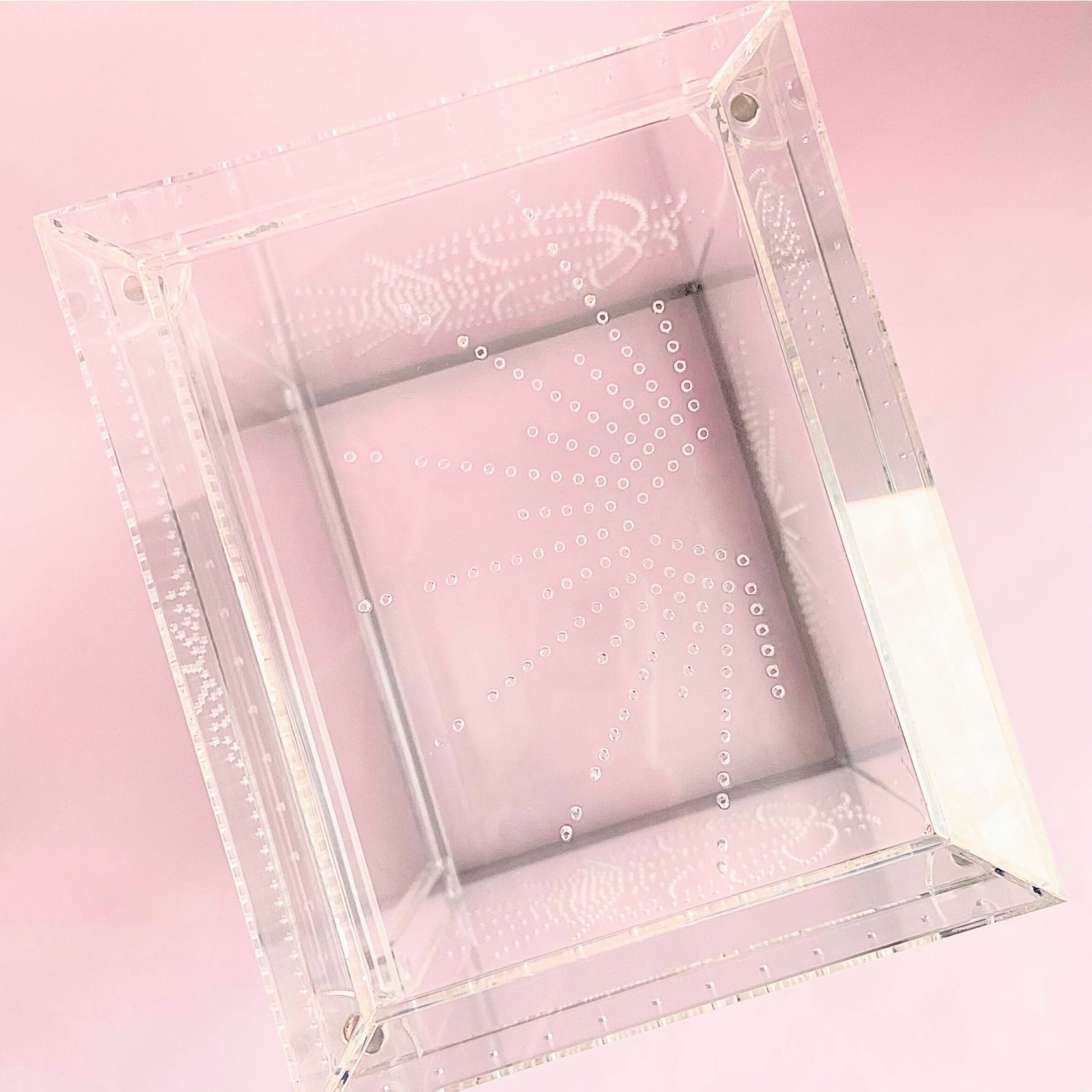 Decorative top ventilation pattern on the Large Imaginarium enclosure