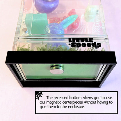 Recessed base of Medium Imaginarium enclosure showing compatibility with magnetic enclosure decor and centerpieces