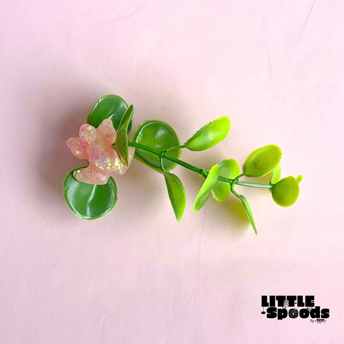 Magnetic jumping spider plant ledge with pink glitter frog and artificial green foliage