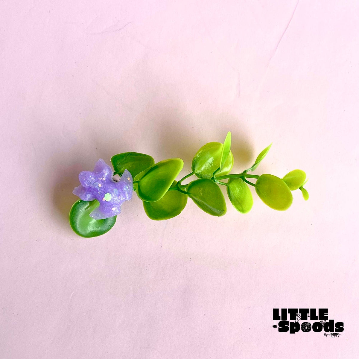 Magnetic jumping spider plant ledge with purple glitter frog and artificial green foliage